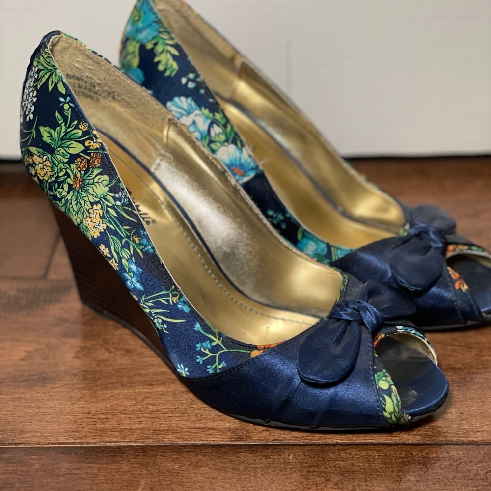 Gorgeous flower print platform shoe!